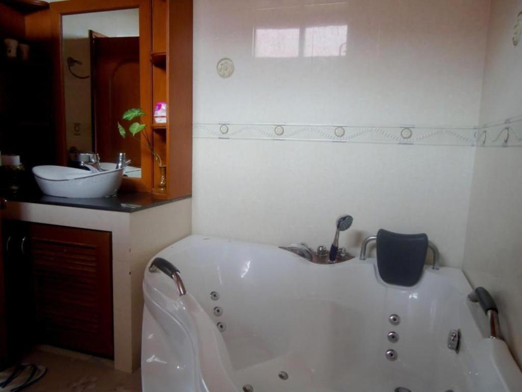 Ngamta Hotel Мэхонгсон Экстерьер фото